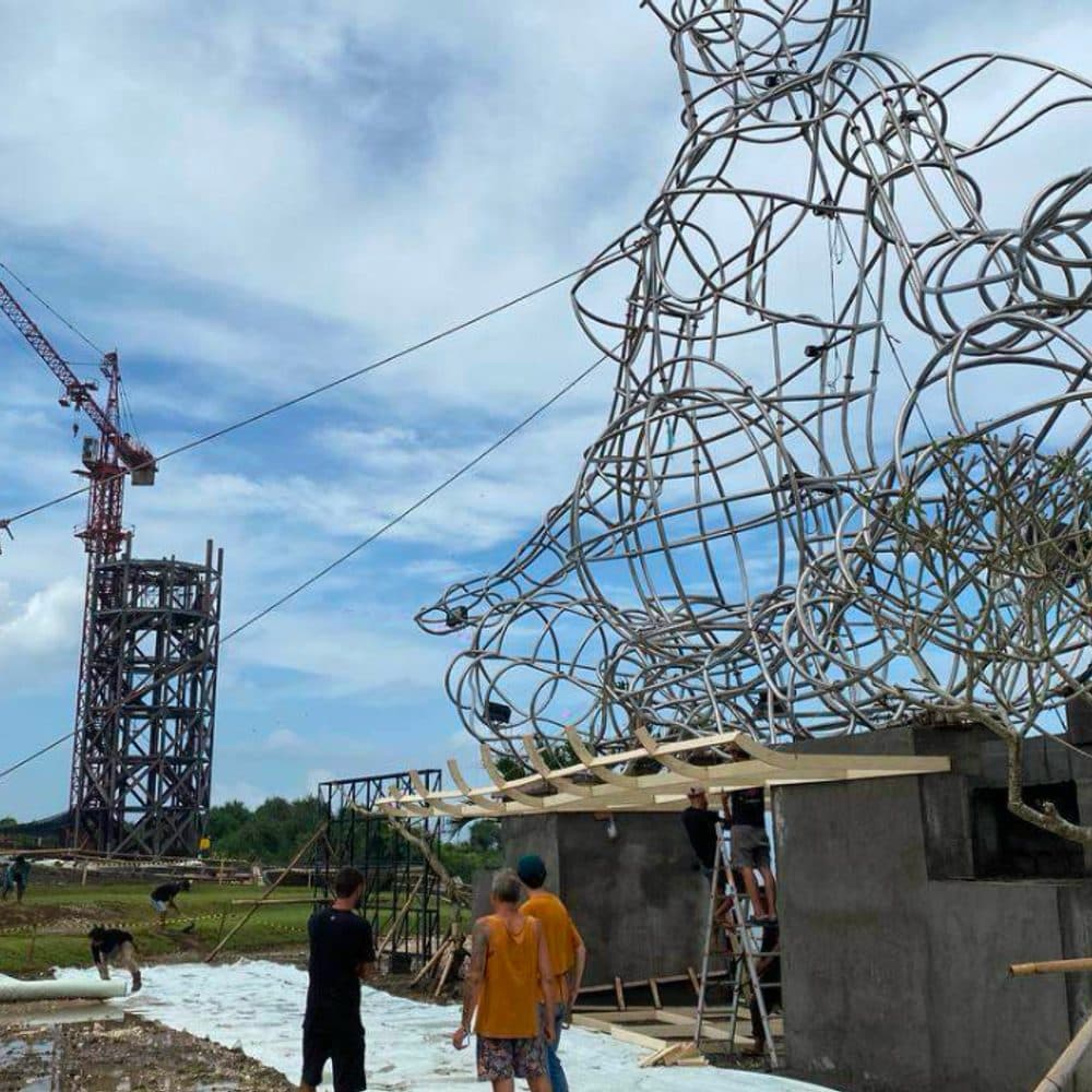 Wide construction view — the LUNA armature on site with crane and crew.