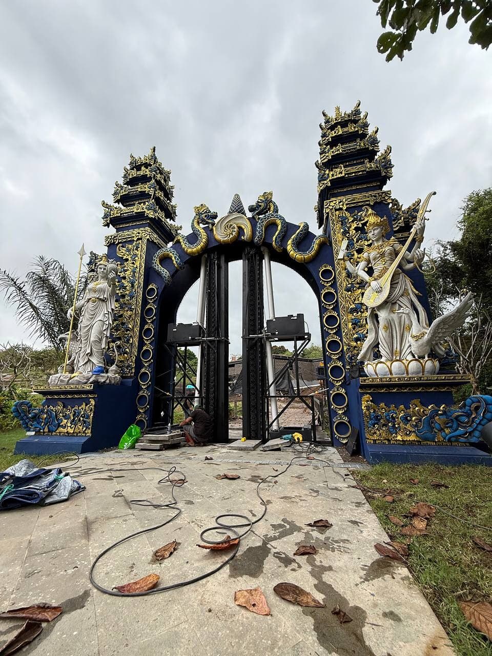 Nuanu Gate with both fog-screen modules extended from the portal for servicing